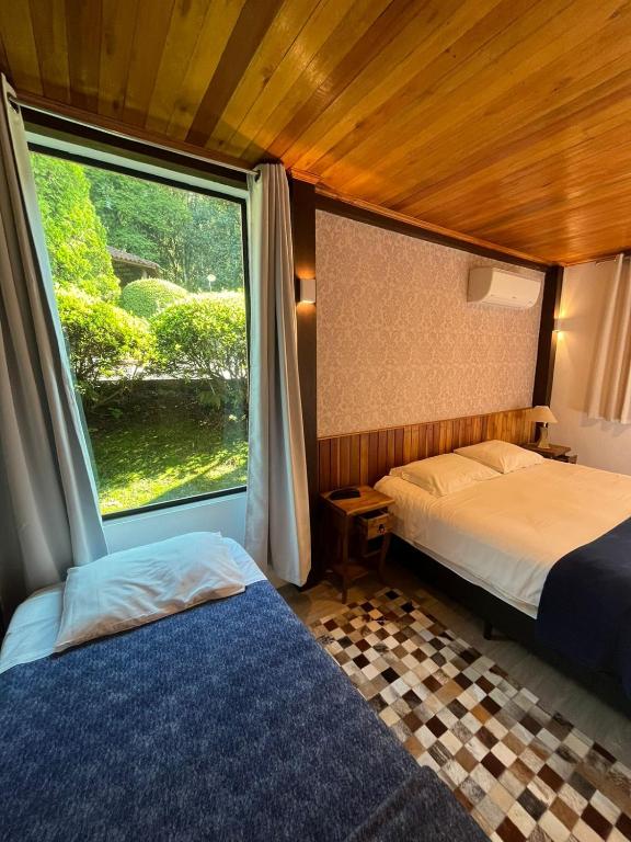 Uma cama ou camas num quarto em Pousada Rosa