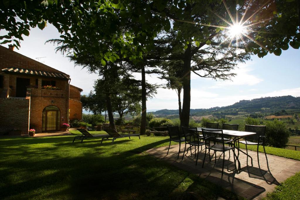 a patio with a table and chairs in a yard at Agriturismo Villa Mazzi in Montepulciano
