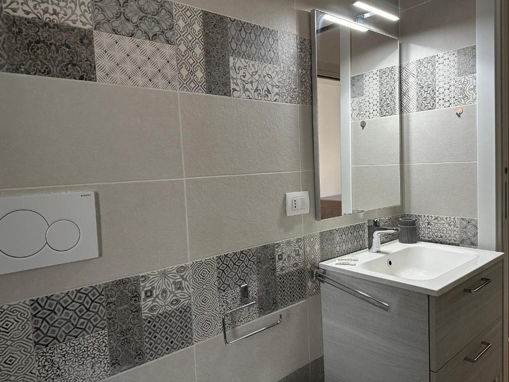 un baño con lavabo y espejo en Suite&Chic Apartment, en Bari