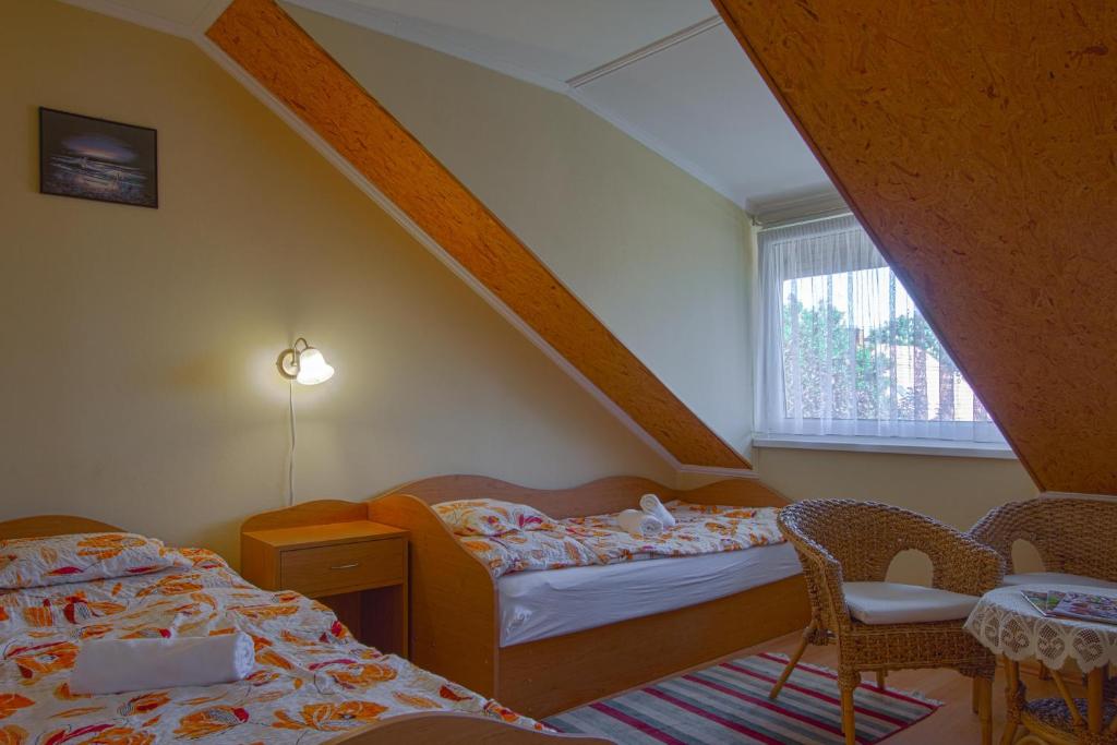 Pokój z 2 łóżkami i klatką schodową z oknem w obiekcie Beautiful accommodation with garden w mieście Balatonszepezd