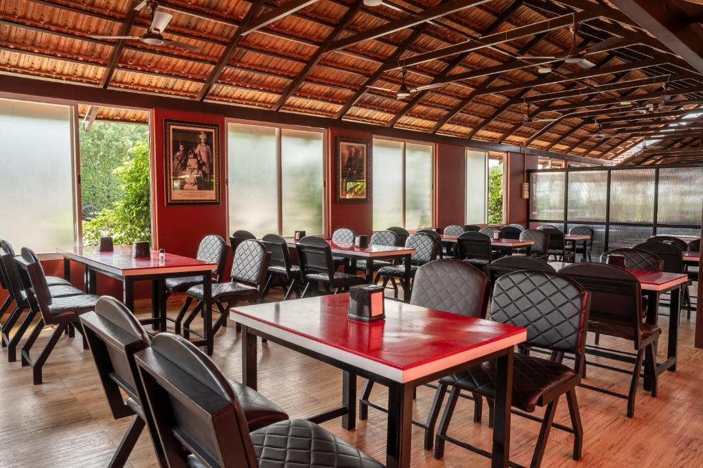 Restaurace v ubytování Poojaris Nirantara - Mysuru