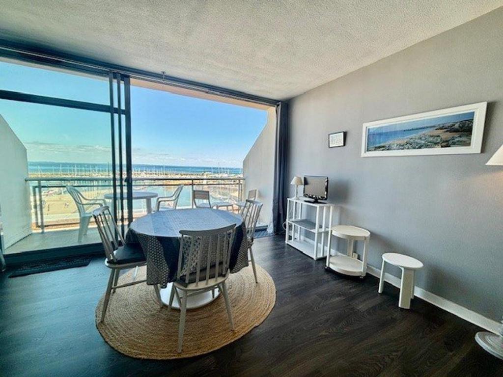 une salle à manger avec une table et une vue sur l'océan dans l'établissement Quiberon - Studio 33m², 3 pers, Balcon vue mer, Parking, Animaux admis - FR-1-478-86, à Quiberon