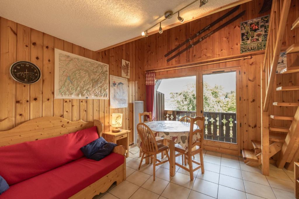 un salon avec un canapé et une table dans l'établissement Appt au pied des pistes - Immoclean, à Morillon