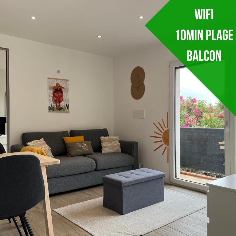 un salon avec un canapé et une table dans l'établissement Studio Juan les Pins balcon 10min plage, à Antibes