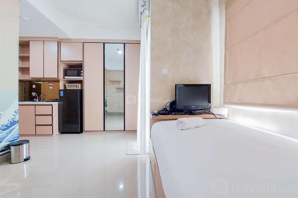 TV a/nebo společenská místnost v ubytování Cozy Stay Studio Room Apartment at B Residence By Travelio