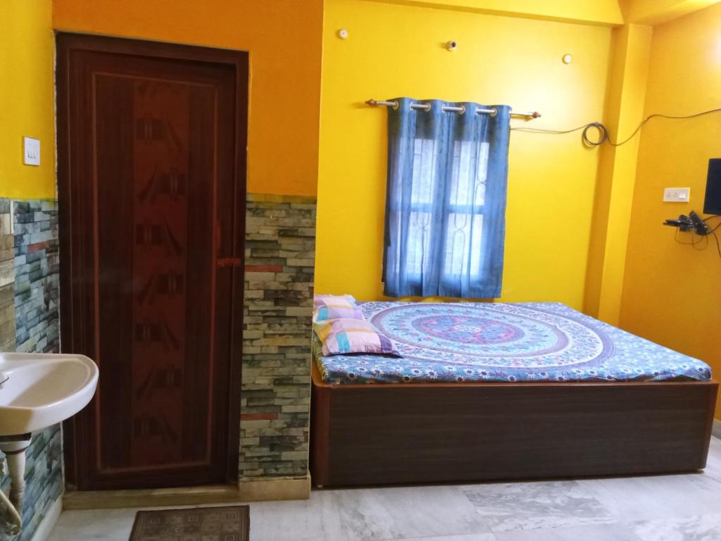 Postel nebo postele na pokoji v ubytování Amar priya guest house