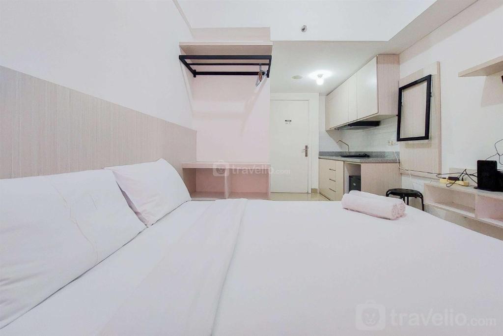 Ένα ή περισσότερα κρεβάτια σε δωμάτιο στο Comfy Studio at Poris 88 Apartment By Travelio
