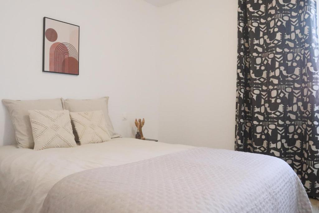 - une chambre avec un lit blanc et un rideau noir dans l'établissement La Chambre Tantra, à Wahlbach