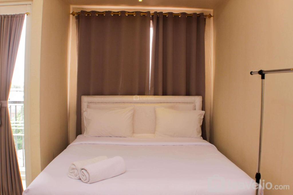 Postel nebo postele na pokoji v ubytování Comfort Studio Room at Oasis Cikarang Apartment By Travelio