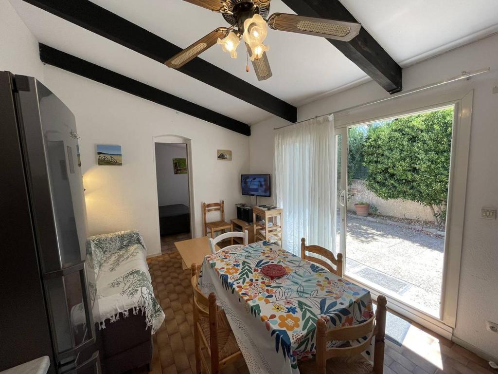Televízia a/alebo spoločenská miestnosť v ubytovaní Charmant Pavillon T2 Cabine, 6 Couchages, Cour Privée, Piscine, Parking, Proche Plage - St Cyprien - FR-1-106-34