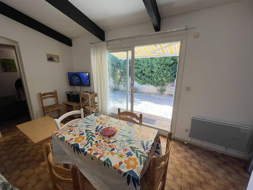 Televízia a/alebo spoločenská miestnosť v ubytovaní Charmant Pavillon T2 Cabine, 6 Couchages, Cour Privée, Piscine, Parking, Proche Plage - St Cyprien - FR-1-106-34