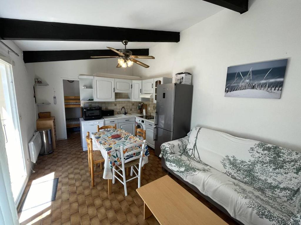 Kuchyňa alebo kuchynka v ubytovaní Charmant Pavillon T2 Cabine, 6 Couchages, Cour Privée, Piscine, Parking, Proche Plage - St Cyprien - FR-1-106-34