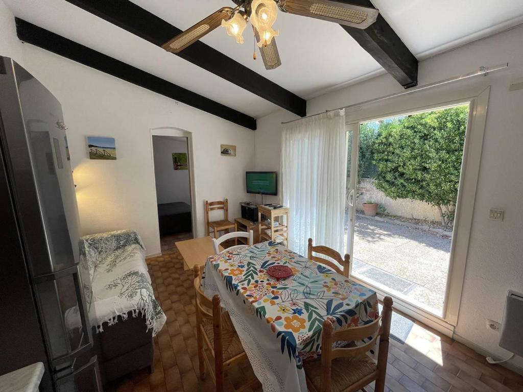 Televízia a/alebo spoločenská miestnosť v ubytovaní Charmant Pavillon T2 Cabine, 6 Couchages, Cour Privée, Piscine, Parking, Proche Plage - St Cyprien - FR-1-106-34