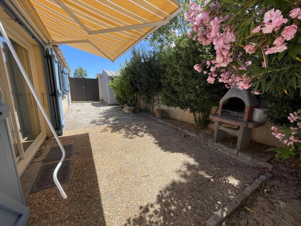 Vonkajšia záhrada v ubytovaní Charmant Pavillon T2 Cabine, 6 Couchages, Cour Privée, Piscine, Parking, Proche Plage - St Cyprien - FR-1-106-34