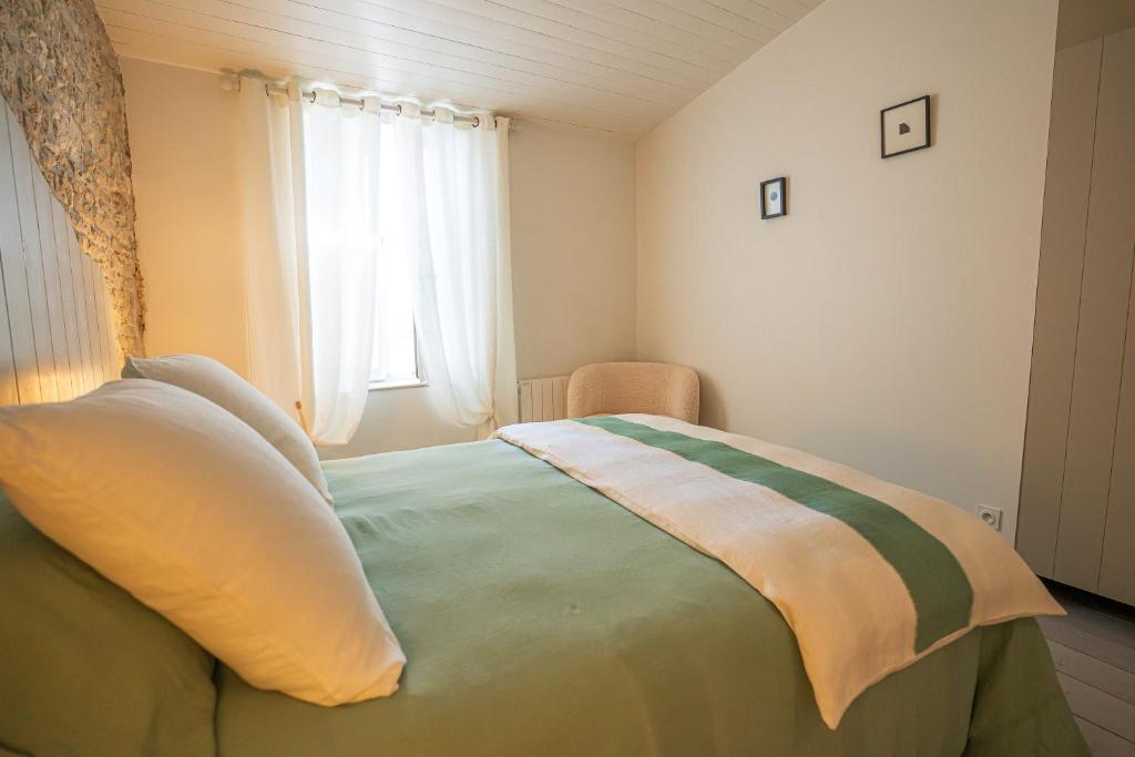 Postel nebo postele na pokoji v ubytování La Suite en Ré