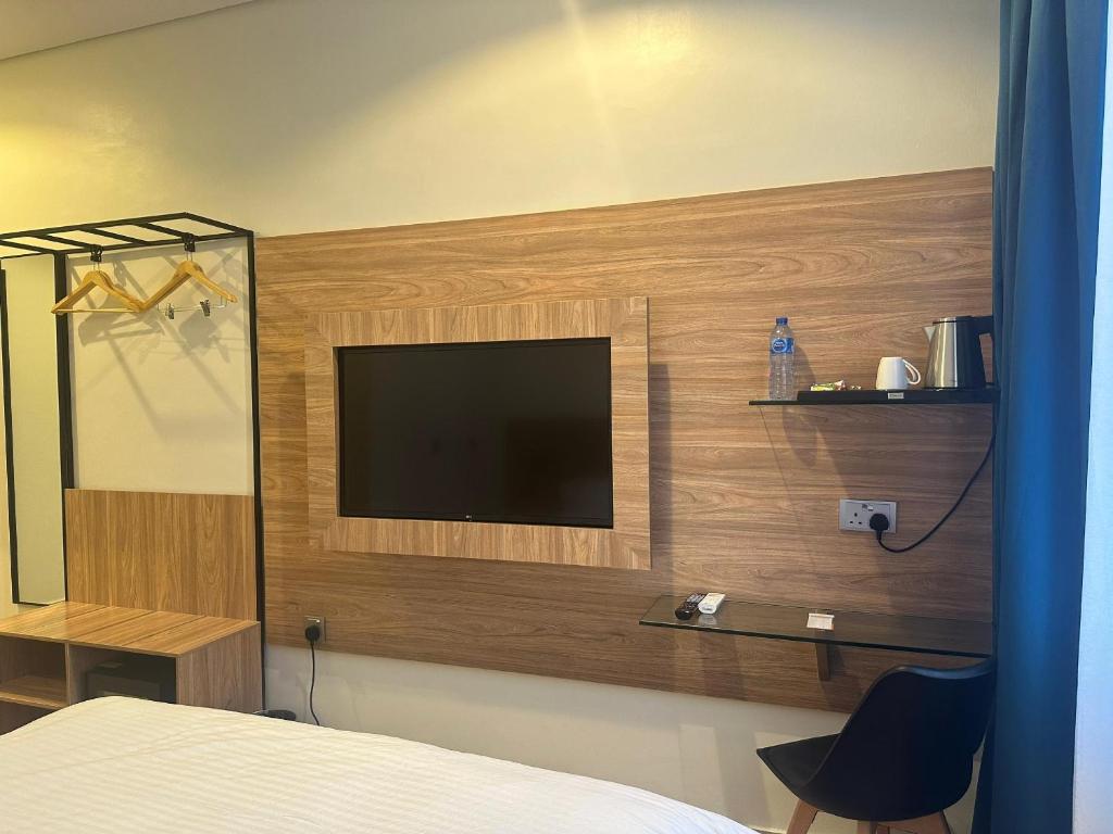 TV a/nebo společenská místnost v ubytování Hotelinn Oniru