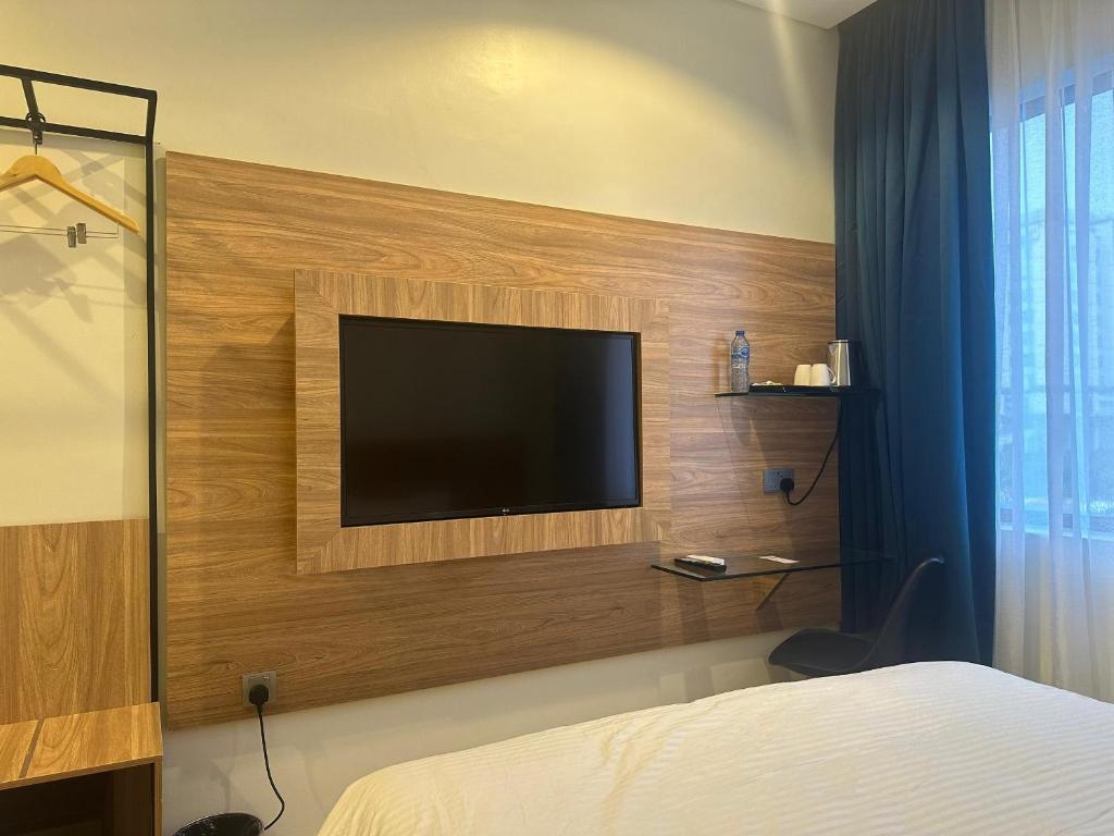 TV a/nebo společenská místnost v ubytování Hotelinn Oniru