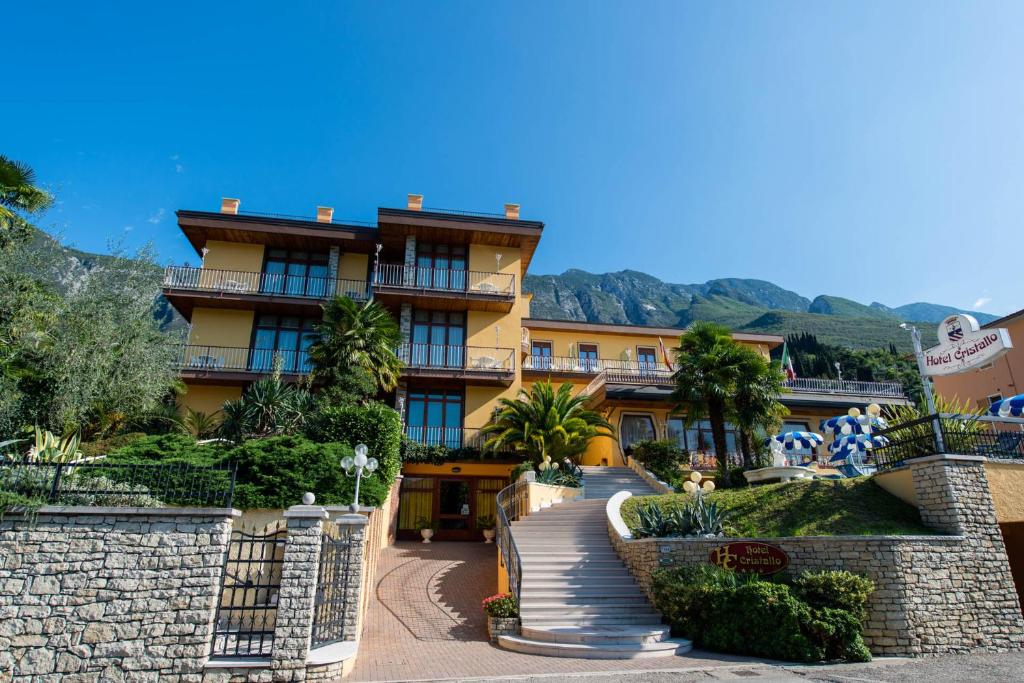 hotel ze schodami prowadzącymi do budynku w obiekcie Hotel Cristallo w mieście Malcesine