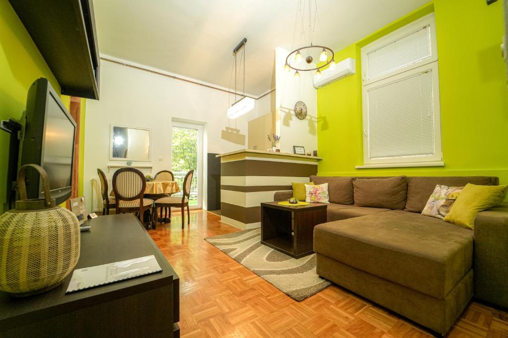 Posezení v ubytování 1BDR in Heart of City Center