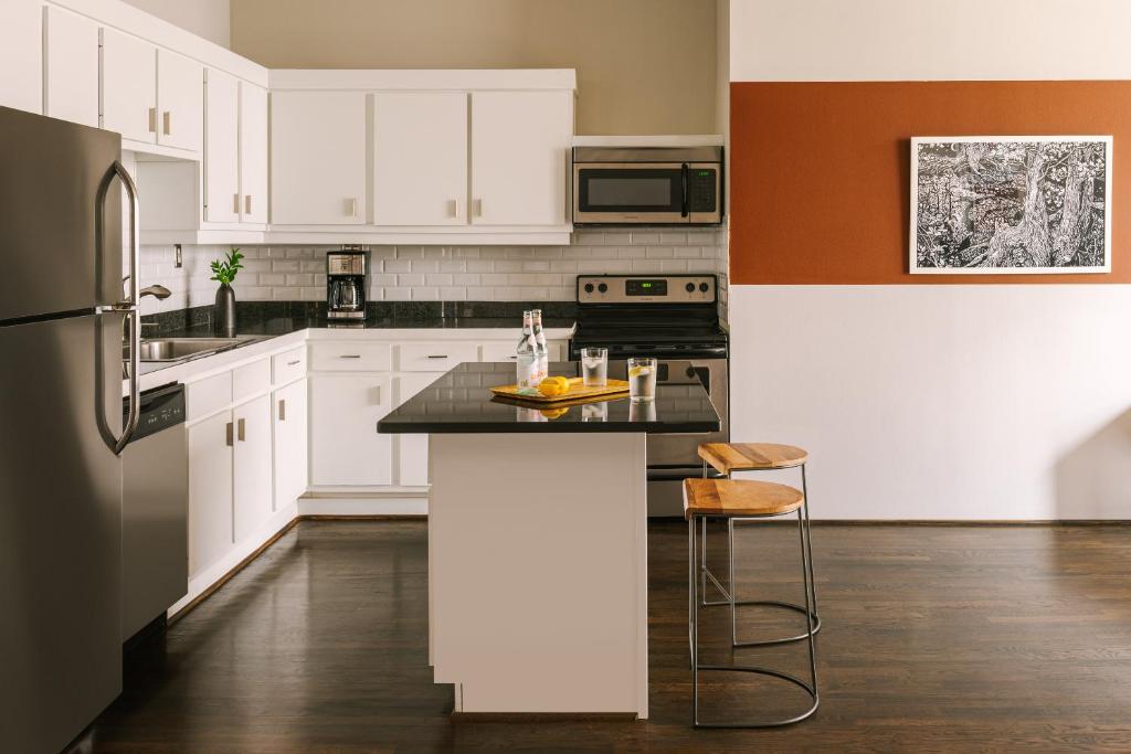 Cucina o angolo cottura di Reside Houston Downtown, a Wyndham Residence