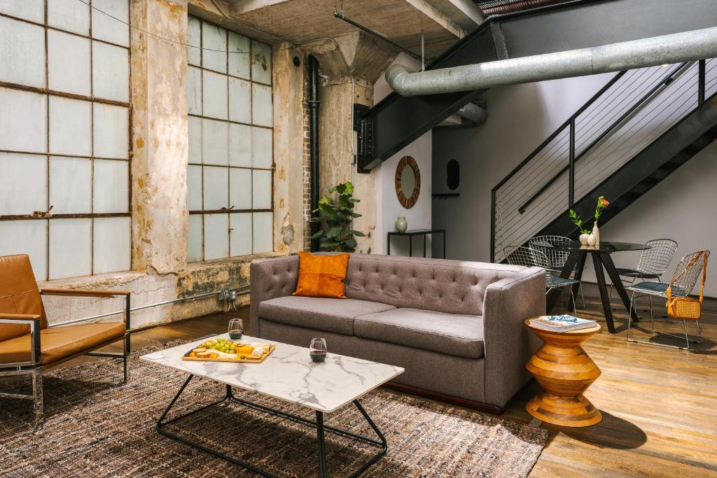 Area soggiorno di Reside Houston Downtown, a Wyndham Residence