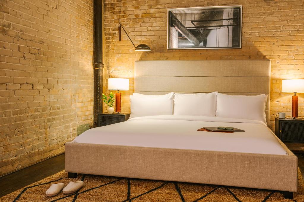 Letto o letti in una camera di Reside Houston Downtown, a Wyndham Residence