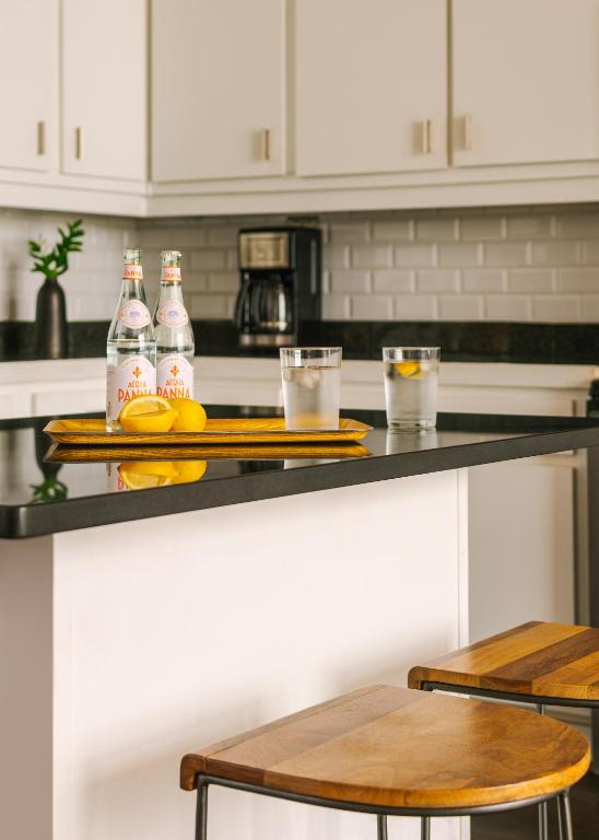 Cucina o angolo cottura di Reside Houston Downtown, a Wyndham Residence