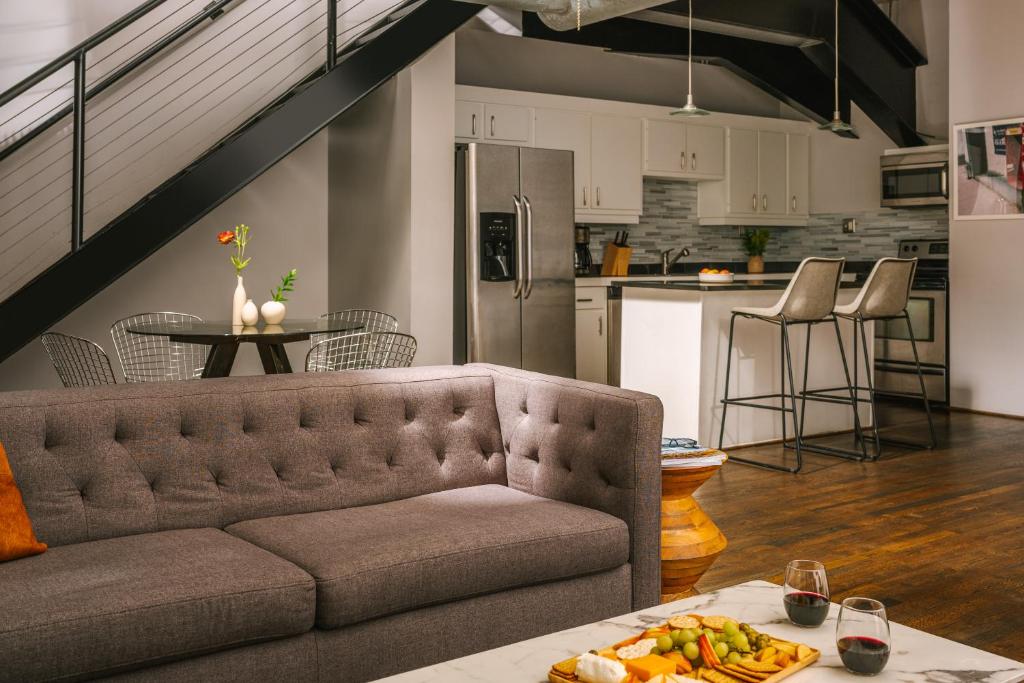 Cucina o angolo cottura di Reside Houston Downtown, a Wyndham Residence