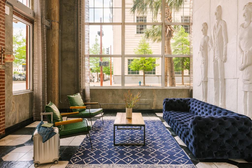 Area soggiorno di Reside Houston Downtown, a Wyndham Residence