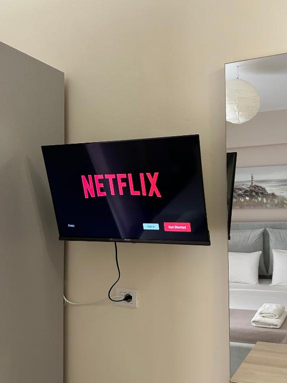 TV a/nebo společenská místnost v ubytování Elizabeth Apartments Himare