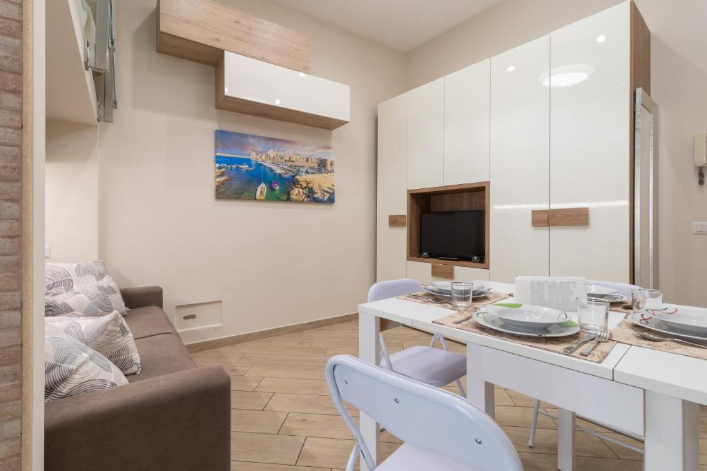 a living room with a couch and a table at Zelda Casa Vacanza in Giovinazzo