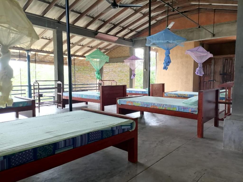 Postel nebo postele na pokoji v ubytování Cozye Yala Hostel
