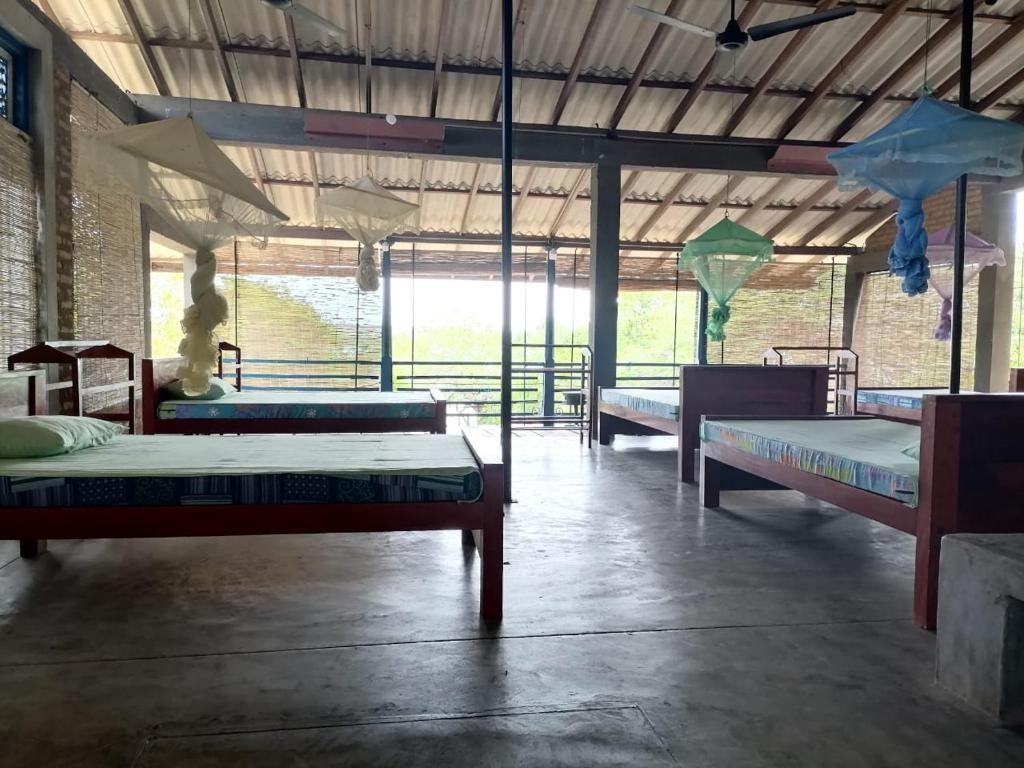 Postel nebo postele na pokoji v ubytování Cozye Yala Hostel