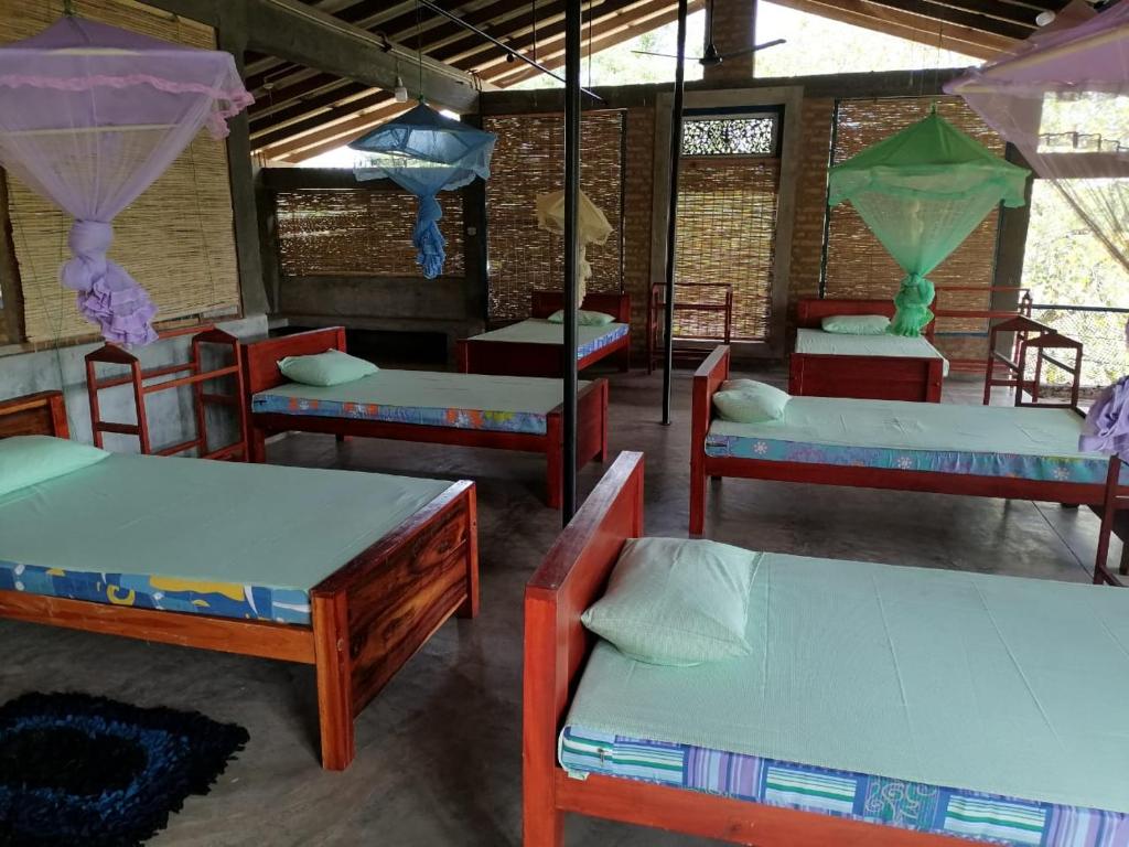 Postel nebo postele na pokoji v ubytování Cozye Yala Hostel