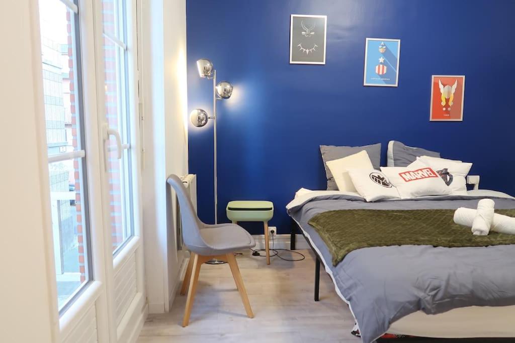 a blue bedroom with a bed and a chair at Le repaire des héros 150m plage parking privé - lesvoyagescolorés in Saint-Valéry-en-Caux