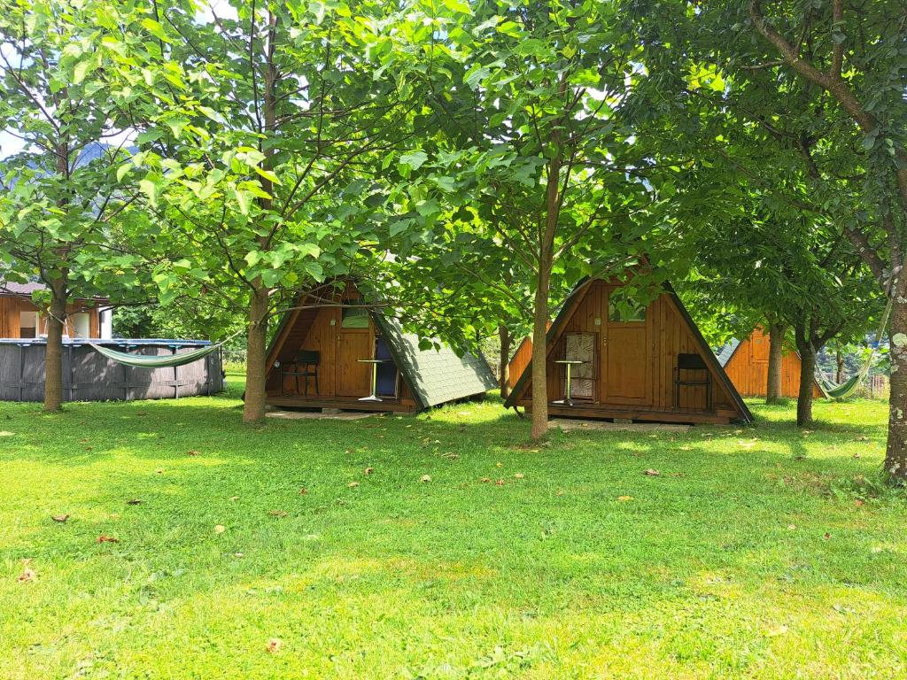 Zahrada ubytování GLAMPING HIŠKe PETRIN