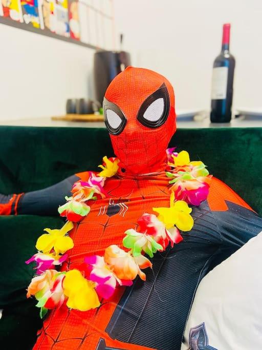 une personne en costume d'araignée rouge dans l'établissement Le repaire des héros 150m plage parking privé - lesvoyagescolorés, à Saint-Valery-en-Caux