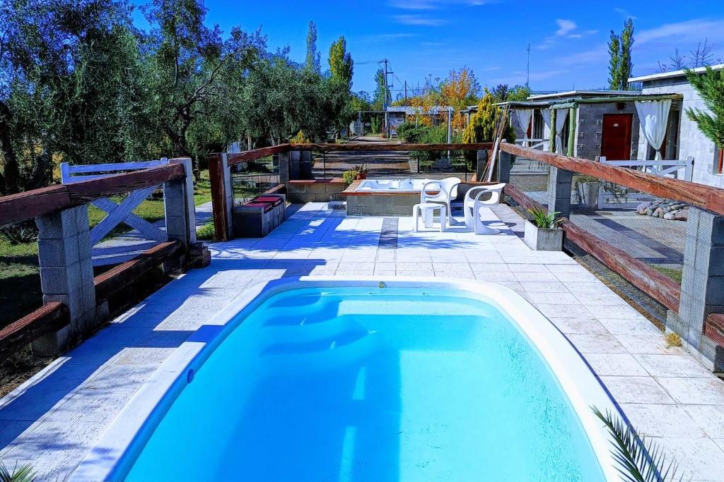 een zwembad in een achtertuin met een hek bij Nelumbo Petit Chalet in San Rafael