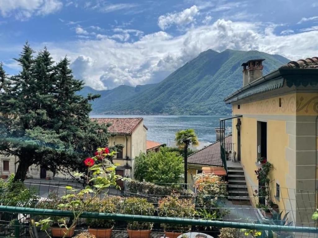 un edificio con vistas al agua y a las montañas en Casa Argegno, en Argegno