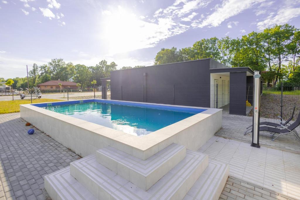 Bazén v ubytovaní Casa Mimoza Apartman By BLTN Balatonföldvár alebo v jeho blízkosti