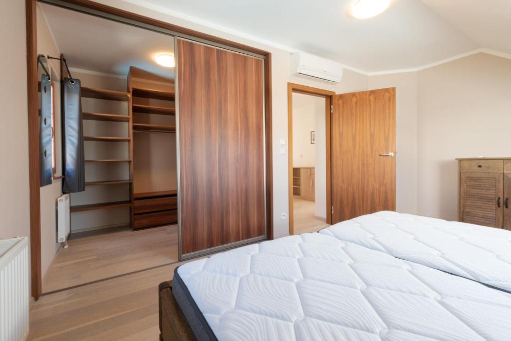 Una cama o camas en una habitación de Villa Tuchoměřice