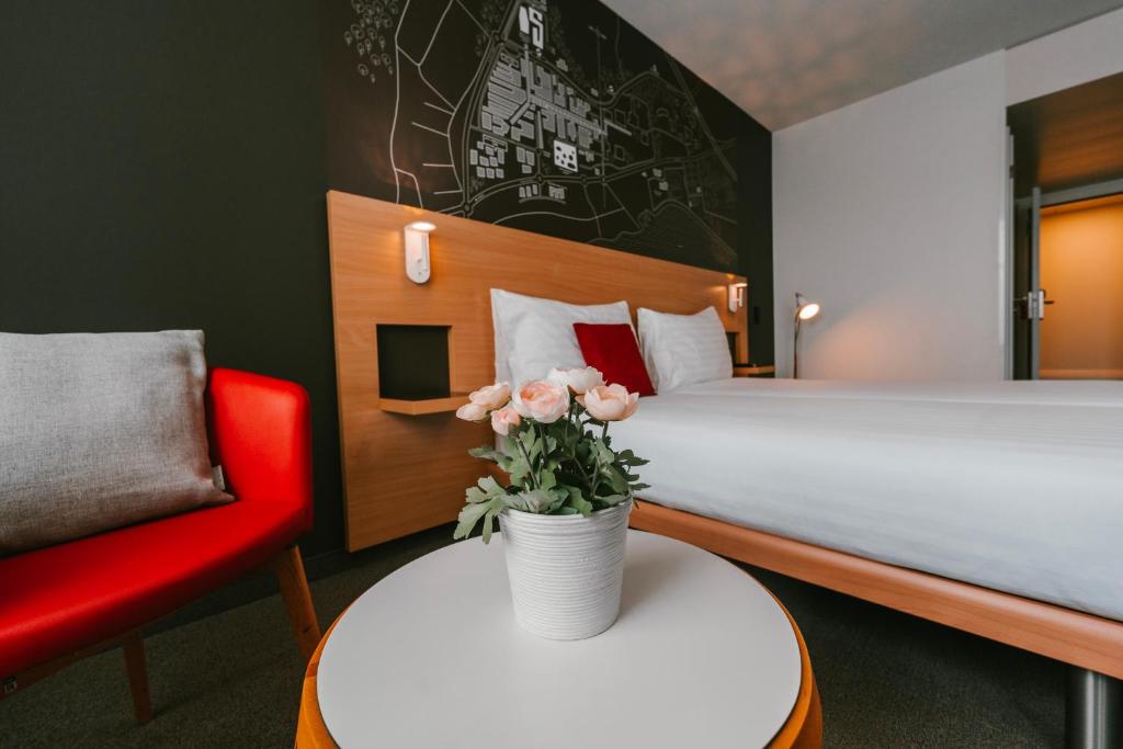 Letto o letti in una camera di SwissTech Hotel