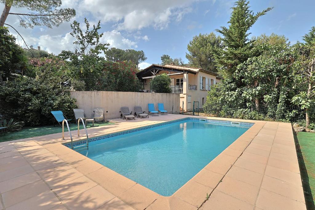 Bazén v ubytování Villa climatisée de 195 m2 avec piscine privée nebo v jeho okolí