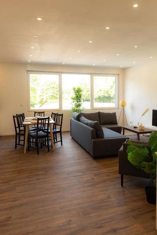 a living room with a couch and a table at Dohann2 Zentrum, Messehalle, Stationnah & Privatparkplatz in Dortmund