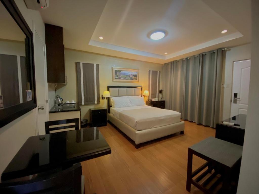 Postel nebo postele na pokoji v ubytování Prism Hotel