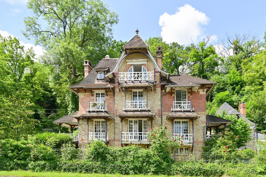 an old brick house with a turret at Villa Chèvrepied - Maison 165m² en bord de seine in Bois-le-Roi