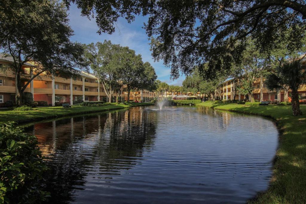 a river with a fountain in the middle at Westgate Leisure Resort in Orlando