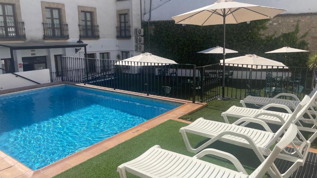 Bazén v ubytování Hotel Rosaleda Don Pedro nebo v jeho okolí