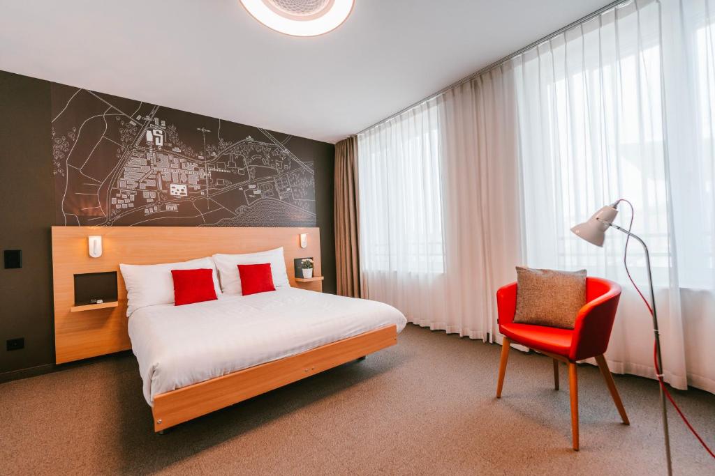 Letto o letti in una camera di SwissTech Hotel