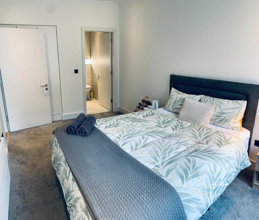 Ένα ή περισσότερα κρεβάτια σε δωμάτιο στο Modern Ensuite Double Bedroom